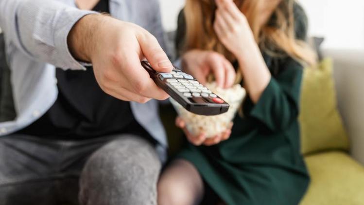 Nederlanders kleven aan televisie door coronacrisis